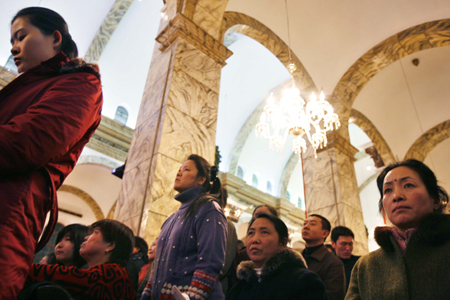 Chinese participate Christmas ceremony