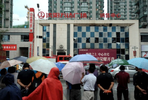 沈陽萬達(dá)廣場(chǎng)發(fā)生火災(zāi)致9死9傷 墻體爆裂(圖)