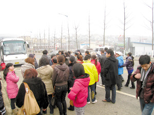 女孩誤上村民廁所被反鎖 賠償兩千后脫身(圖)