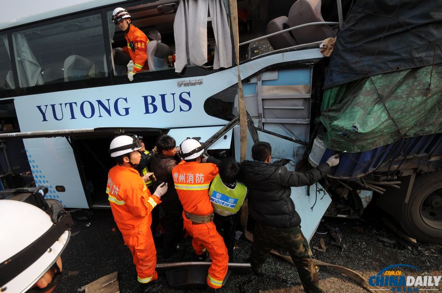 滬昆高速貴州境內(nèi)12車連環(huán)相撞 多人死傷