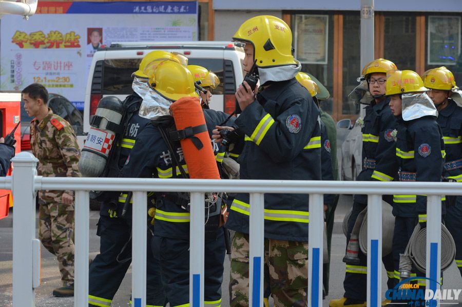 蘭州高層大廈發(fā)生火災172名消防員撲救 傷亡不明