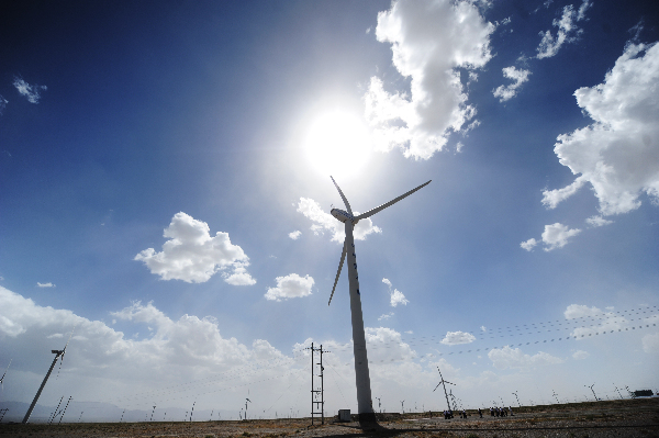 甘肅敦煌市大力開發(fā)“太陽光、自然風(fēng)”，全力打造新能源產(chǎn)業(yè)基地