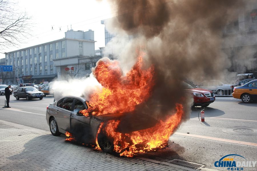 北京一輛寶馬轎車發(fā)生自燃 被燒只剩車架