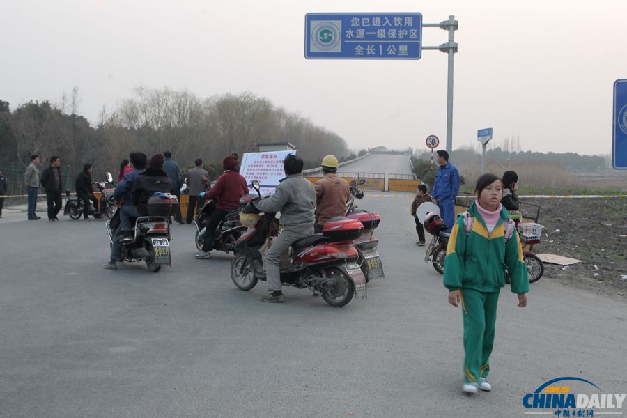 上海一大橋遭大型貨船撞擊 橋墩開裂或坍塌