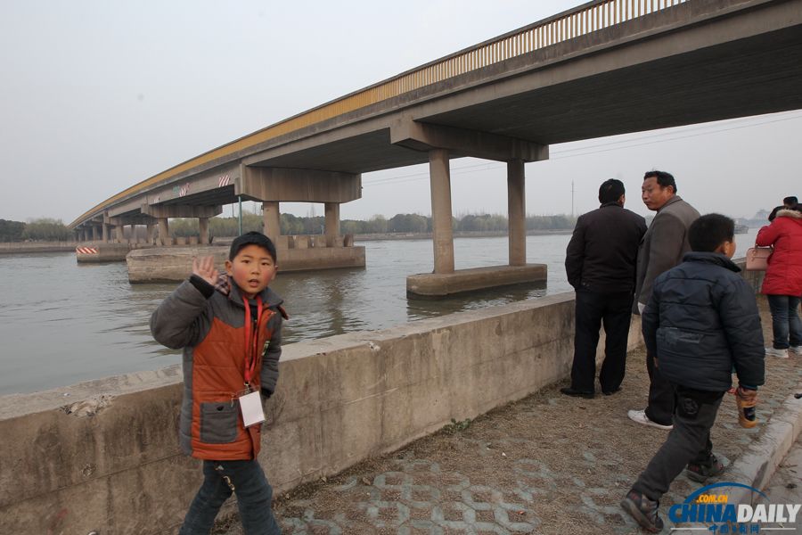 上海一大橋遭大型貨船撞擊 橋墩開(kāi)裂或坍塌
