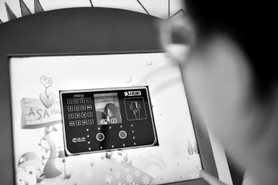 福州一幼兒園門(mén)口放上人臉識(shí)別機(jī) “刷臉”接孩子