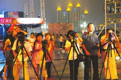 第三屆吉林市河燈文化節(jié) 河燈點(diǎn)亮江城夜