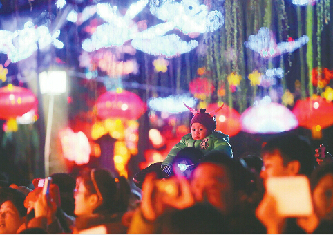 趵突泉花燈會(huì)迎客流高峰 安保級(jí)別升至史上最高