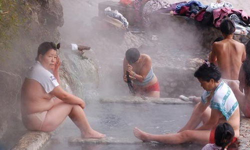 面紅耳赤看男女共浴 走進(jìn)怒江神秘美女村