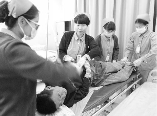 男子蜷縮街頭已凍僵 被救起落淚稱兩天沒(méi)吃飯