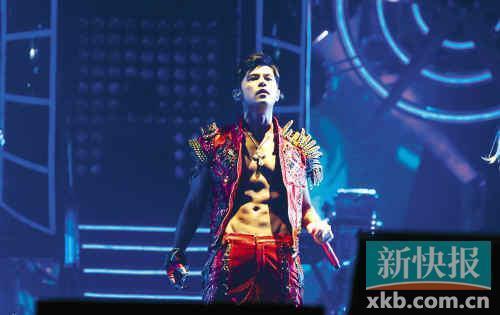 周杰倫演唱會(huì)秀“人魚線+八塊腹肌” 歌迷尖叫