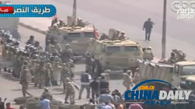 埃及當(dāng)局向開羅穆爾西支持者營(yíng)地派遣裝甲車（圖）