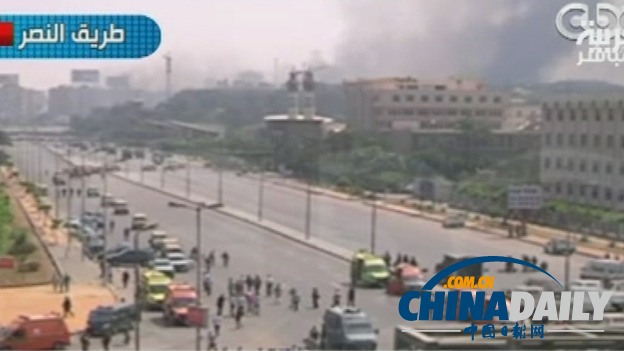 埃及當(dāng)局向開(kāi)羅穆?tīng)栁髦С终郀I(yíng)地派遣裝甲車(chē)（圖）