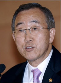 10月9日，聯(lián)合國安理會15個成員國以鼓掌的方式一致通過決定，向聯(lián)大推薦韓國外交通商部長官潘基文擔任下任聯(lián)合國秘書長，這是繼緬甸人吳丹后第二位來自亞洲的聯(lián)合國秘書長。