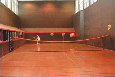 “real tennis”[室內(nèi)網(wǎng)球，又稱“純網(wǎng)球”，現(xiàn)幾乎被“l(fā)aw tennis”（草地網(wǎng)球）所取代]。