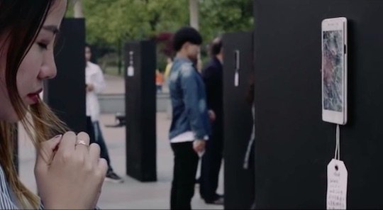 老外在中國：低頭一秒，家毀人亡！