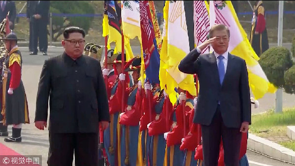 歷史時(shí)刻！金正恩跨過“三八線”與文在寅握手，還帶上了冷面！