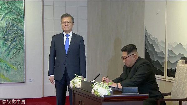 歷史時(shí)刻！金正恩跨過“三八線”與文在寅握手，還帶上了冷面！