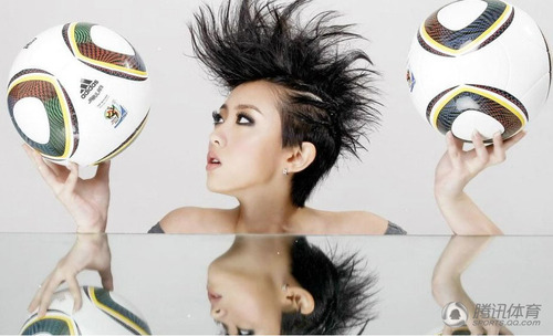 足球?qū)氊惗￡隙贪l(fā)造型助威世界杯