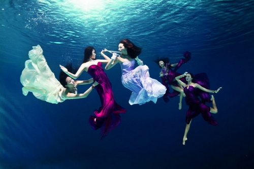 中國(guó)花游美女拍攝水下時(shí)裝片