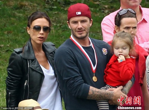 小貝與學(xué)生家長(zhǎng)賽百米奪冠 辣妹參加?jì)寢尳M